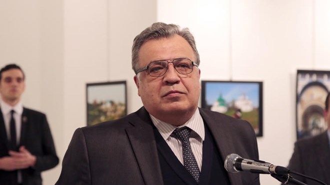 Trong một bức ảnh của Burhan Ozbilici, tay súng đứng ngay sau Đại sứ Nga Andrei Karlov. (Nguồn: AP)