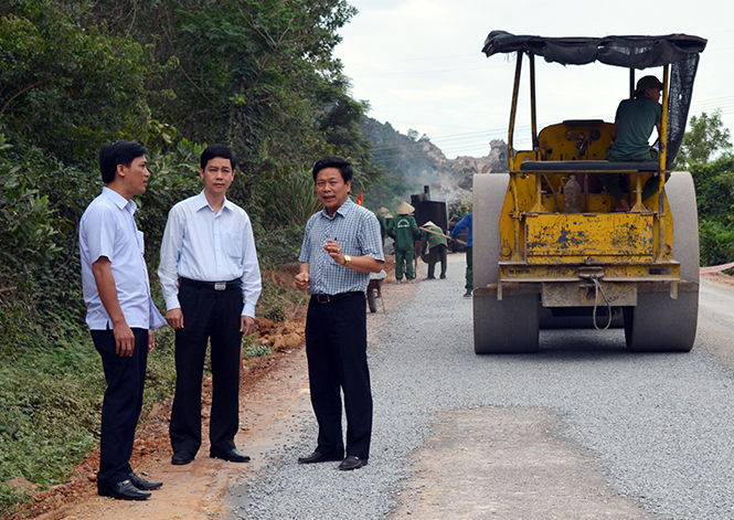 Ảnh 2 : Qua công tác kiểm tra, giám sát, Ban Thường vụ Đảng ủy khối Doanh nghiệp tỉnh đã yêu cầu các tổ chức đảng trong doanh nghiệp khắc phục khó khăn để thực hiện đầy đủ chế độ chính sách cho người lao động.