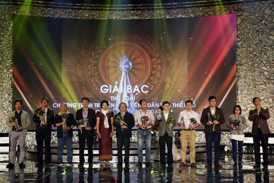Ban Tổ chức trao thưởng cho các nhóm tác giả có tác phẩm đạt giải bạc