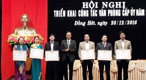 Đồng chí Trần Công Thuật, Phó Bí thư Thường trực Tỉnh ủy, Trưởng đoàn đại biểu Quốc hội tỉnh trao bằng khen của Ban Thường vụ Tỉnh ủy cho các cá nhân.