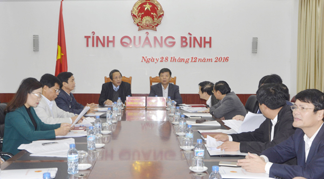 Đồng chí Hoàng Đăng Quang, Uỷ viên Trung ương Đảng, Bí thư Tỉnh ủy, Chủ tịch HĐND tỉnh, đồng chí Nguyễn Hữu Hoài, Phó Bí thư Tỉnh ủy, Chủ tịch UBND tỉnh chủ trì hội nghị tại điểm cầu Quảng Bình.