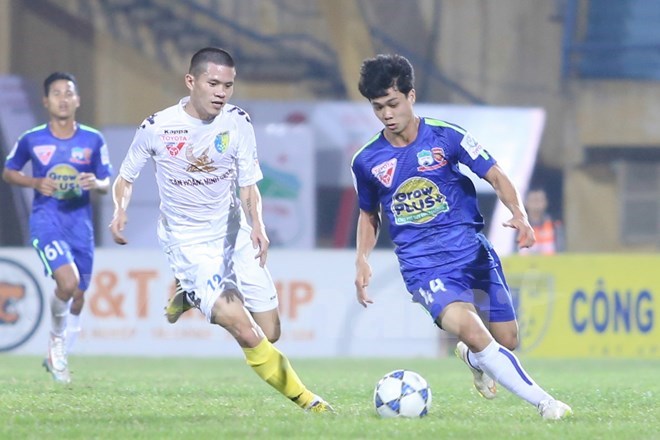  Công Phượng (áo xanh) trở về V-League sau một năm thi đấu tại Nhật Bản. (Ảnh: Minh Chiến/Vietnam+)