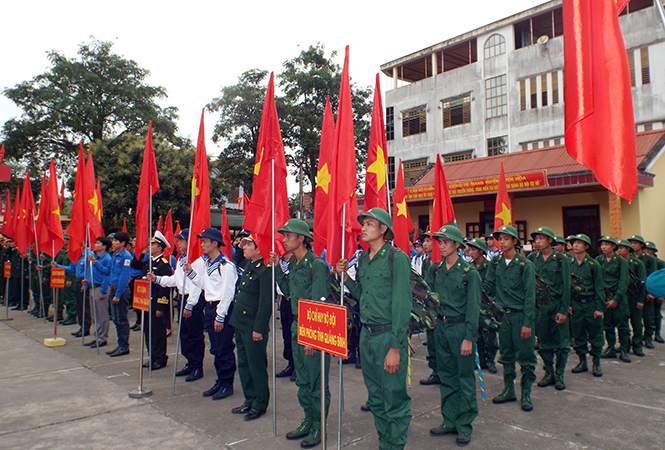  Thanh niên Tuyên Hóa hăng hái tiếp bước cha anh lên đường bảo vệ Tổ quốc.