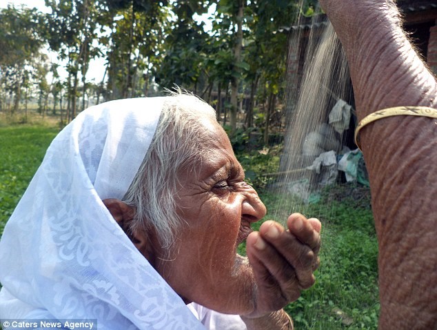  Kusma Vati, 78 tuổi, nghiện ăn cát và đá sỏi đến mức dành nhiều giờ để tìm kiếm. (Nguồn: Daily Mail)