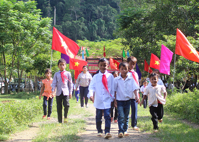 Vào đầu năm học mới 2016-2017, học sinh của nhiều trường ở huyện vùng cao Minh Hoá đã không được học một số môn học vì thiếu giáo viên...