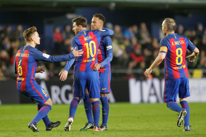  Messi (10) ăn mừng cùng đồng đội sau bàn gỡ hòa. Ảnh: REUTERS