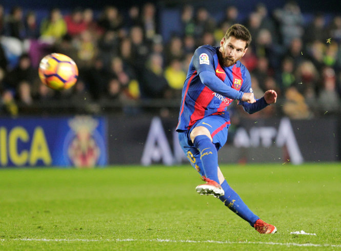 Messi ghi bàn trên chấm đá phạt ở phút 90. Ảnh: REUTERS