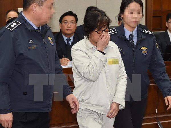 Bà Choi Soon-sil (giữa) tại Tòa án quận trung tâm Seoul ngày 5-1-2017. (Nguồn: YONHAP/TTXVN)