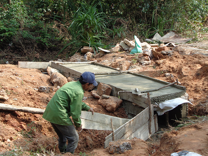 Người dân đang tu sửa lại một số kè, cống bị hư hại do lũ quét.