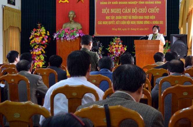 Đồng chí Nguyễn Thị Thanh Hương, Ủy viên Ban Thường vụ Tỉnh ủy, Phó Chủ tịch Thường trực HĐND tỉnh quán triệt Nghị quyết Trung ương 4 (khóa XII) cho đội ngũ cốt cán Đảng ủy Khối Doanh nghiệp 