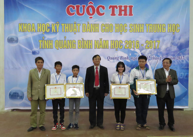 Lãnh đạo Sở GD-ĐT trao giải nhất cho chủ nhân của ba dự án xuất sắc tại cuộc thi Khoa học kỹ thuật dành cho học sinh trung học năm 2017.