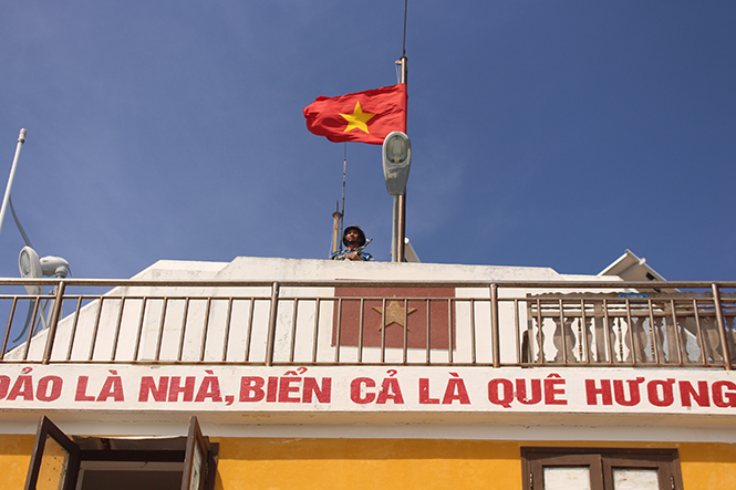 Cờ Tổ quốc tung bay trên biển quê hương.