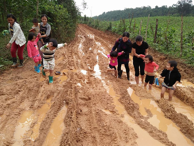 HIện trạng con đường “đau khổ” mà cô, trò và người dân tổ tự quản Cầu Roòng phải đi lại hàng ngày.