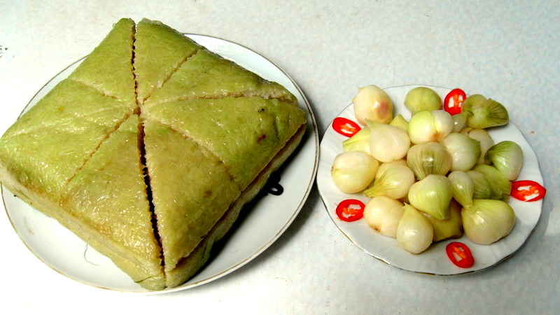      Bánh Chưng, dưa hành