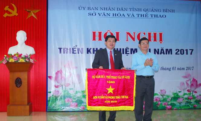 Đồng chí Trần Tiến Dũng, Tỉnh ủy viên, Phó Chủ tịch UBND tỉnh trao Cờ thi đua xuất sắc năm 2016 của Bộ Văn hóa-Thể thao và Du lịch cho tập thể Sở Văn hóa-Thể thao.