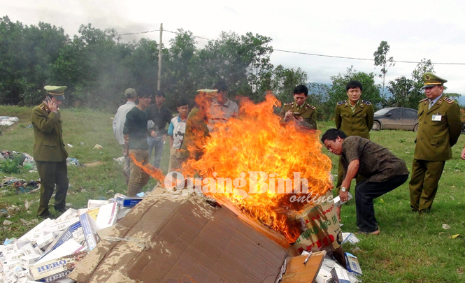 Hàng hóa bị tiêu hủy tại bãi rác TP. Đồng Hới.