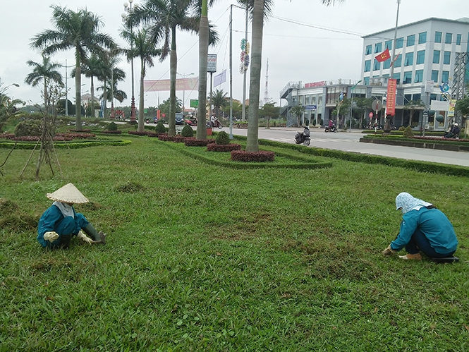 Công nhân Trung tâm Công viên cây xanh Đồng Hới tập trung chăm sóc cây xanh những ngày giáp Tết.