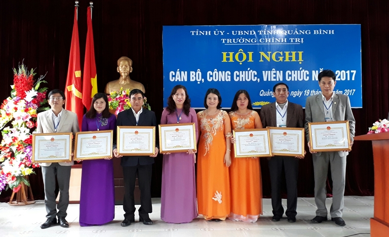 Các cá nhân đạt nhiều thành tích trong năm 2016 được tặng  Bằng khen của UBND tỉnh           