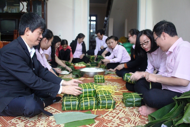 Cán bộ NHCSXH phấn khởi với chương trình “Bánh chưng ngày xuân”cho đồng bào vùng dân tộc ít người.