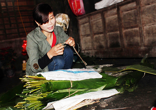 Phân loại lá dong trước khi đem đi bán.