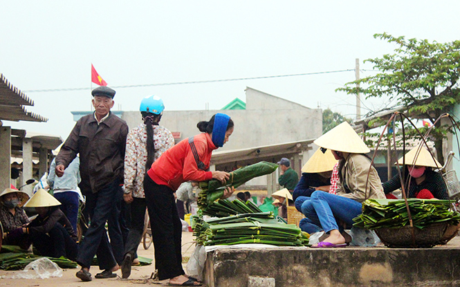 Lá dong, lá chuối được bày bán ở các chợ dịp cận tết.