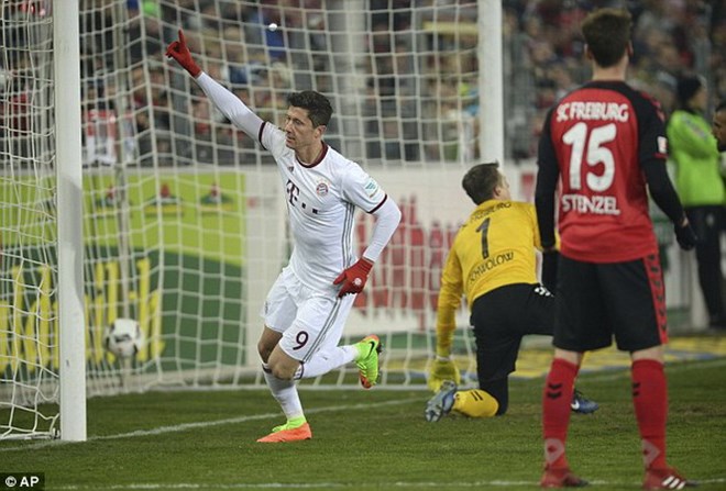 Lewandowski - người hùng của Bayern Munich trong chiến thắng trước Freiburg. Ảnh: Reuters