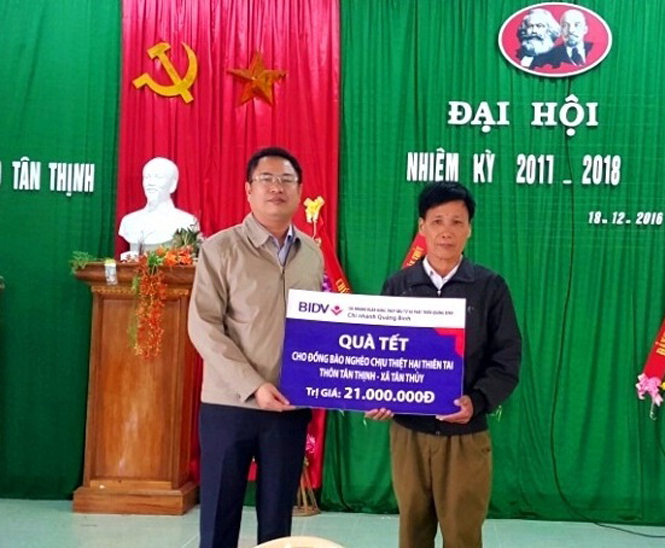 Ông Lê Gia Hiệp, Bí thư Đảng uỷ, Giám đốc BIDV Quảng Bình trao quà Tết cho các hộ dân thôn Tân Thịnh, xã Tân Thuỷ, huyện Lệ Thuỷ