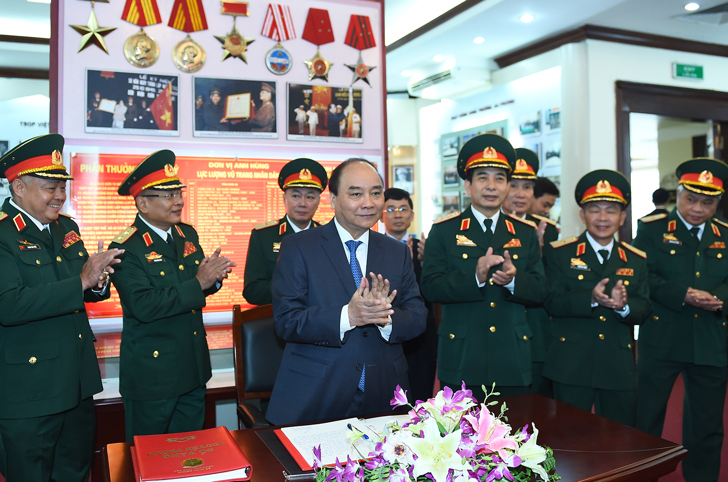 Thủ tướng thăm Bảo tàng Tình báo, Bộ Quốc phòng - Ảnh: VGP/Quang Hiếu