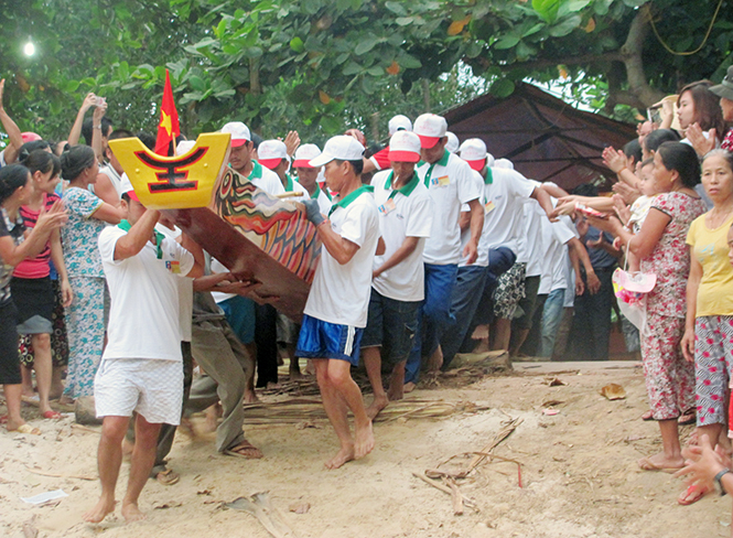 “Hậu duệ” của vị “chiến binh” năm xưa chuẩn bị xuống nước thi tài trên dòng sông quê hương.