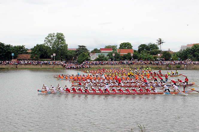 Bơi đua trên dòng Kiến Giang.  