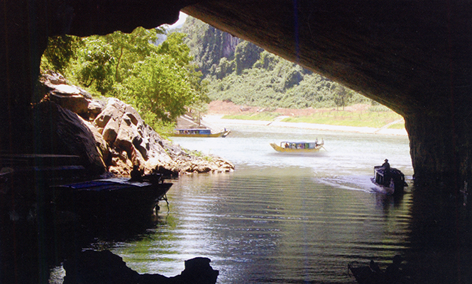 Cửa động Phong Nha.      Ảnh: B. CHIẾN