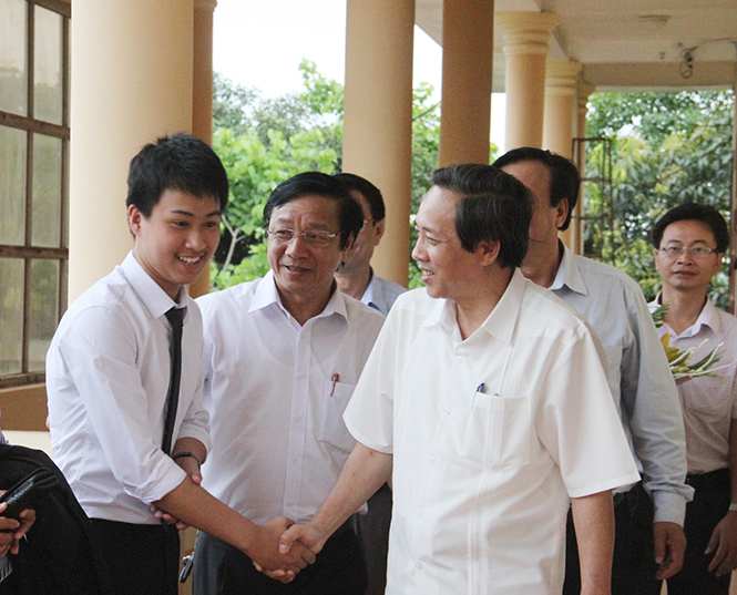 Đồng chí Hoàng Đăng Quang, Ủy viên Trung ương Đảng, Bí thư Tỉnh ủy, Chủ tịch HĐND tỉnh chúc mừng em Nguyễn Thế Quỳnh, đoạt Huy chương vàng Olympic Vật lý Quốc tế năm 2016.