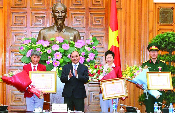 Thủ tướng Nguyễn Xuân Phúc trao tặng Huân chương Lao động hạng Nhất cho vận động viên Hoàng Xuân Vinh, Vận động viên Đội tuyển bắn súng Quốc gia đã thi đấu xuất sắc, giành Huy chương Vàng, Huy chương Bạc và phá kỷ lục nội dung 10m bắn súng ngắn hơi nam tại Thế vận hội Olympic tổ chức tại Brazil năm 2016; Huân chương Lao động hạng Nhì cho bà Nguyễn Thị Nhung, Huấn luyện viên Đội tuyển bắn súng quốc gia; Huân chương Hữu nghị cho ông Park Chung Gun, Chuyên gia Huấn luyện Đội tuyển bắn súng quốc gia.