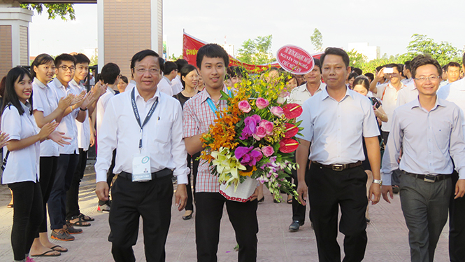 Thầy cô, bạn bè Trường THPT chuyên Võ Nguyên Giáp hân hoan đón chào Nguyễn Thế Quỳnh đoạt Huy chương Vàng từ Thụy Sĩ trở về.