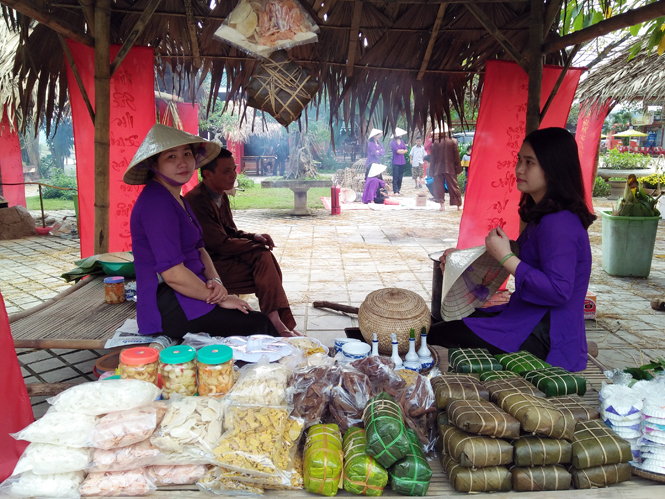 Gian hàng bánh chưng, mứt Tết