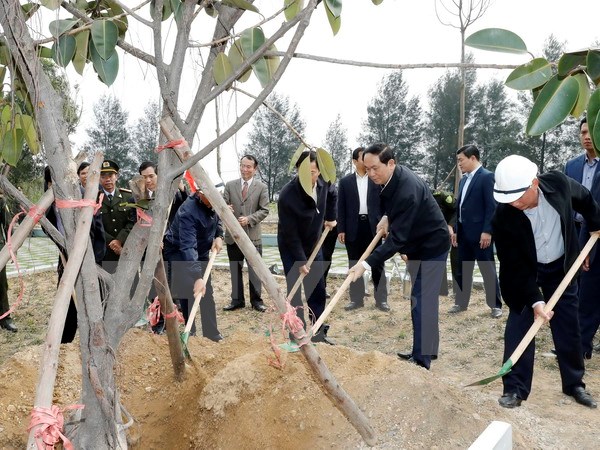 Chủ tịch nước Trần Đại Quang trồng cây tại Khu Di tích Chủ tịch Hồ Chí Minh- nơi Bác Hồ đã về thăm và nói chuyện với cán bộ, công nhân Công trường than Đèo Nai năm 1959. (Ảnh: Nhan Sáng/TTXVN)