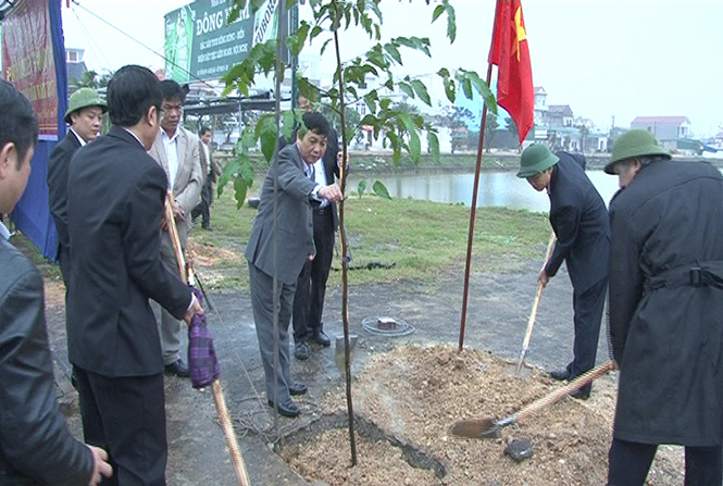 Các đồng chí lãnh đạo huyện Bố Trạch tham gia “Tết trồng cây đời đời nhớ ơn Bác Hồ”.