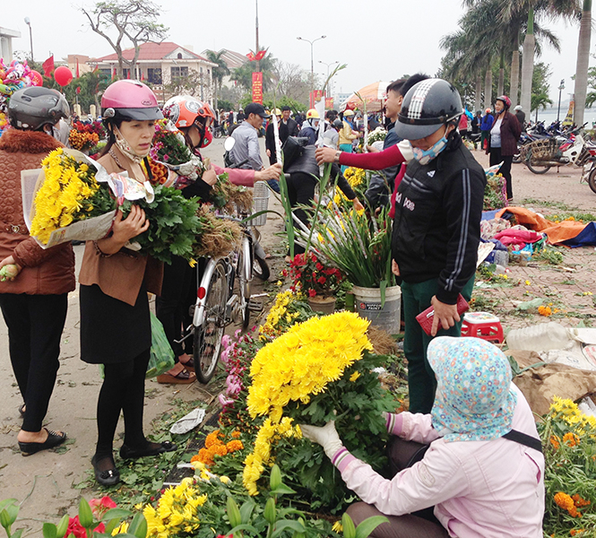 Người dân nhộn nhịp mua sắm Tết.