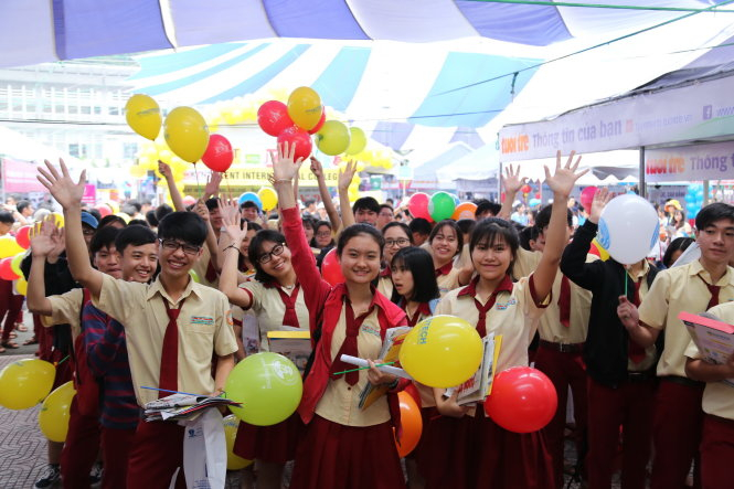  Học sinh Trường THPT Thành Nhân (Q.Tân Phú, TP.HCM) hào hứng tham gia ngày hội tư vấn tuyển sinh - hướng nghiệp năm 2017 do báo Tuổi Trẻ tổ chức - Ảnh: Như Hùng