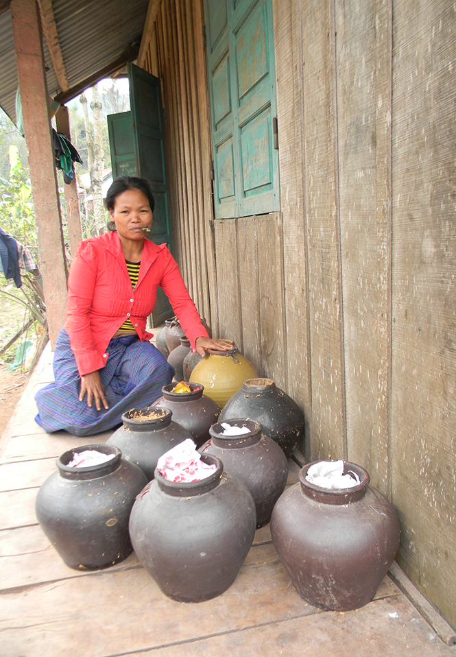 Người Ma Coong chuẩn bị rượu cần cho ngày hội.