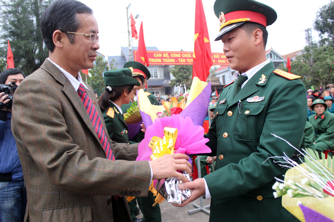 ồng chí Trần Công Thuật, Phó Bí thư Thường trực Tỉnh ủy, Trưởng đoàn Đại biểu Quốc hội tỉnh tặng hoa cho đại diện đơn vị nhận quân Sư đoàn 968, Quân khu IV