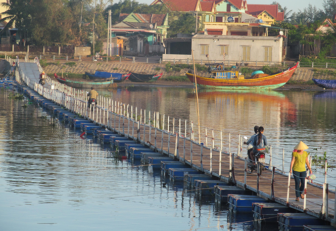 Chiếc cầu phao nối đôi bờ sông Dinh.