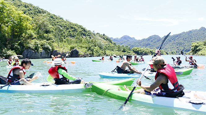 Chèo thuyền Kayak hấp dẫn du khách tại Chày Lập Riverside.