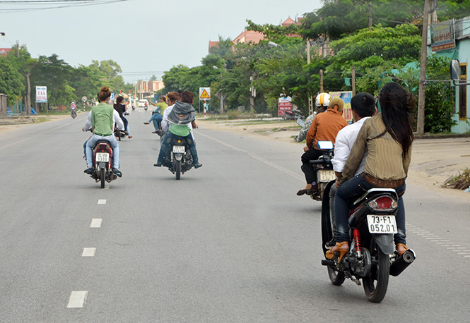 Không đội mũ bảo hiểm ngang nhiên đi chơi Tết (trên QL1 đoạn qua xã Thanh Trạch, Bố Trạch).