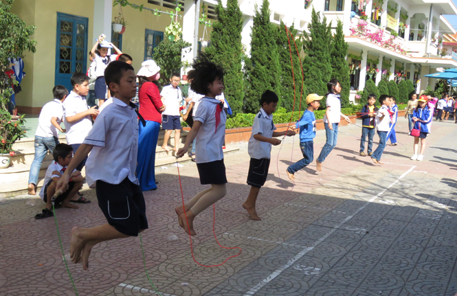 …và các trò chơi dân gian: Nhảy dây…