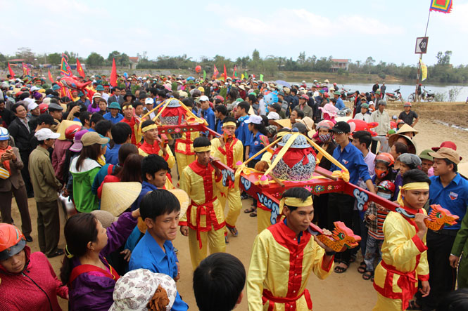 Đông đảo người dân tham gia rước nước về Chùa Hoằng Phúc.