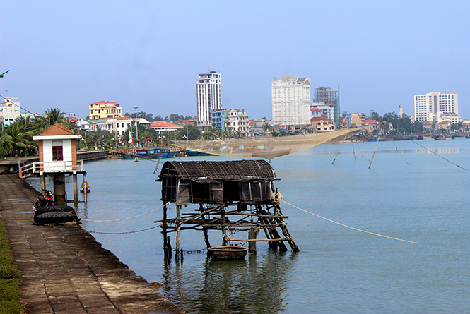 Bên bờ Nhật Lệ.                                   Ảnh: T.H