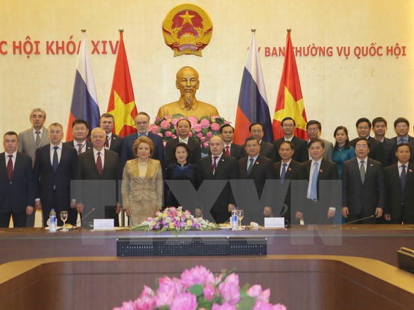 Chủ tịch Quốc hội Nguyễn Thị Kim Ngân và Chủ tịch Hội đồng Liên bang Quốc hội Liên bang Nga, Valentina Ivanovna Matvienko chụp ảnh lưu niệm cùng các đại biểu. (Ảnh: Trọng Đức/TTXVN)