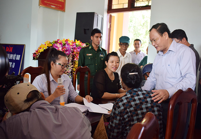 Đồng chí Lê Minh Ngân, Tỉnh ủy viên, Phó Chủ tịch UBND tỉnh kiểm tra công tác chi trả tiền hỗ trợ, bồi thường thiệt hại do sự cố môi trường biển ở phường Quảng Phúc, TX. Ba Đồn.