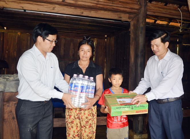 Lãnh đạo Báo Quảng Bình và Sở Văn hóa-Thể thao trao quà, động viên người dân vùng rốn lũ Tân Hóa. (Ảnh: M.V)